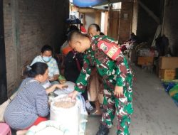 Babinsa Pantau Harga Sembako di Pasar Laguboti 