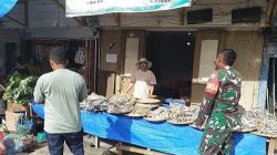 Babinsa Koramil 16/Laguboti Cek Harga Sembako di Pasar Tradisional Laguboti 