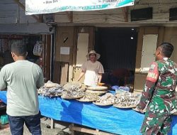 Babinsa Koramil 16/Laguboti Cek Harga Sembako di Pasar Tradisional Laguboti 