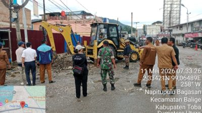 Koramil 17/Balige Laksanakan Pendampingan Penertiban Pedagang Kaki Lima di Pasar Balige