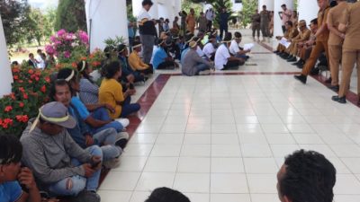 Wakil Bupati Toba Terima Pengunjuk Rasa dan Berdiskusi Bersama Terkait Pengelolaan Tambang Batu di Siregar Aek Nalas,