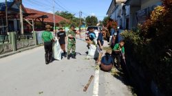 Babinsa Gotong Royong Bersama Siswa Siswi SMPN 3 Laguboti 