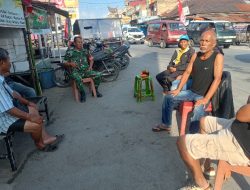 Babinsa Jalin Silahturahmi dengan Warga di Pasar Laguboti 