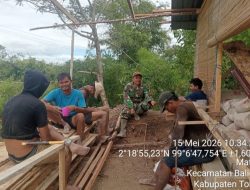 Komsos Bersama Tukang Bangunan, Babinsa Serka AR Situmorang Berpesan Agar Berhati-hati Dalam Bekerja 