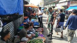 Babinsa Cek Harga Kebutuhan Pokok di Pasar Laguboti 