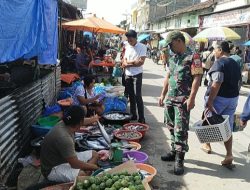 Babinsa Cek Harga Kebutuhan Pokok di Pasar Laguboti 
