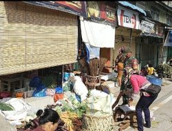 Babinsa Serda O Nainggolan Pantau Harga Sembako di Pasar Laguboti