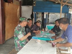 Babinsa Komsos Bersama Warga Desa Sitoluama 