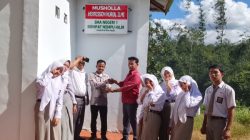 Kepala SMAN 1 Sempat Nempu Hilir Serahkan Kunci Musholla Herrisson Nurul Ilmi, Perkuat Semangat Kebinekaan di Lingkungan Sekolah