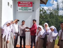 Kepala SMAN 1 Sempat Nempu Hilir Serahkan Kunci Musholla Herrisson Nurul Ilmi, Perkuat Semangat Kebinekaan di Lingkungan Sekolah