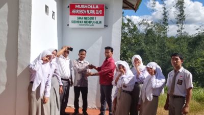 Kepala SMAN 1 Sempat Nempu Hilir Serahkan Kunci Musholla Herrisson Nurul Ilmi, Perkuat Semangat Kebinekaan di Lingkungan Sekolah