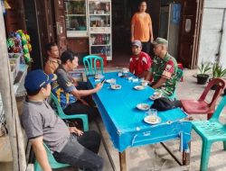 Babinsa Ciptakan Keakraban dan kebersamaan dengan Warga Melalui Komsos 