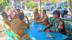 Babinsa Komsos dengan Kepala Desa di Laguboti 