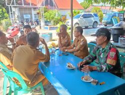 Babinsa Komsos dengan Kepala Desa di Laguboti 