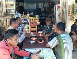 Babinsa Komsos dengan Warga Desa Pardinggaran 
