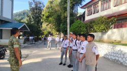 Babinsa Berikan Pengawasan dan Sosialisasi Masuk TNI AD Pada Siswa SMKN 1 Balige 