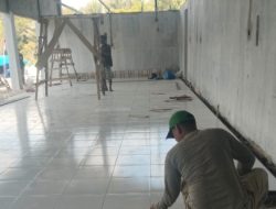 Gerai KDKMP Desa Hutagaol Peatalun Tahap Pekerjaan Pemasangan Spandek, Keramik dan Sponingan Dinding