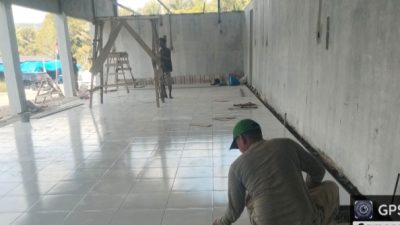 Gerai KDKMP Desa Hutagaol Peatalun Tahap Pekerjaan Pemasangan Spandek, Keramik dan Sponingan Dinding
