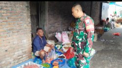 Babinsa Sertu Restu Wahyudi Cek Harga Sembako di Pasar Laguboti 