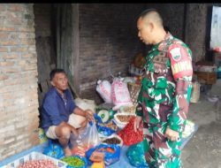 Babinsa Sertu Restu Wahyudi Cek Harga Sembako di Pasar Laguboti 