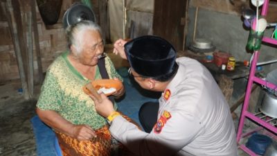Kapolres Langkat Tunjukkan Kepedulian terhadap Lansia di Secanggang, Humanisme Polri Hadir di Tengah Masyarakat