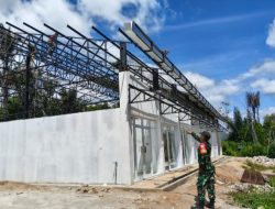Babinsa Pantau Pembangunan KDKMP di Desa Siraja Gorat Laguboti 