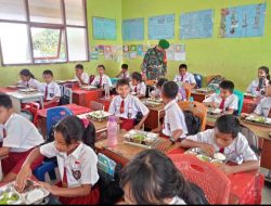 Babinsa Kawal Penyaluran Program MBG di SDN 3 Laguboti 
