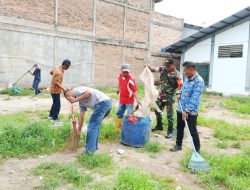 Babinsa Bersama Warga Gelar Gotong Royong Bersama di Pasar Laguboti 