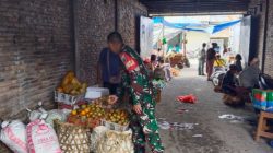 Babinsa Sertu Restu Wahyudi Aktif Pantau Harga Sembako di Pasar Laguboti 
