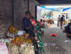 Babinsa Sertu Restu Wahyudi Aktif Pantau Harga Sembako di Pasar Laguboti 