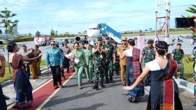 Pangdam I/BB Sambut Kedatangan Kasad dan Ketua Umum Persit KCK di Bandara DTB Silangit