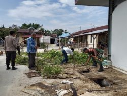 Babinsa Bersama Warga Gelar Gotong Royong Pembersihan Saluran Irigasi 