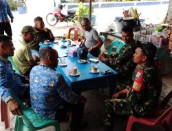 Melalui Komsos, Babinsa Bincang Santai Bersama Warga di Warung Kopi