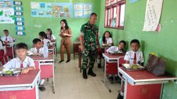 Babinsa Serka B Sinambela Laksanakan Pengawasan Penyaluran Program MBG di SDN 2 Laguboti