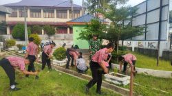 Babinsa Ajak Siswa SMKN 1 Balige Peduli Kebersihan di Sekolah 