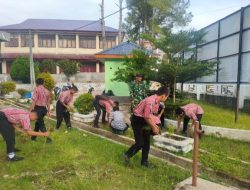 Babinsa Ajak Siswa SMKN 1 Balige Peduli Kebersihan di Sekolah 