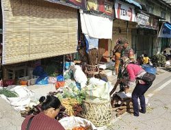 Babinsa Pantau Harga Sembako di Pasar Tradisional Laguboti 