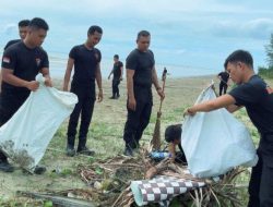 Sambut HUT Polri ke-80, Personel Kompi 4 Batalyon C Gelar Gerakan Indonesia Asri di Pantai Laharuga