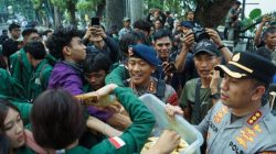 Pengamanan Humanis Warnai Aksi Penyampaian Aspirasi Mahasiswa di Gedung DPRD Sumut