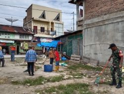 Babinsa Bersama Forkopimcam dan Warga Gelar Gotong Royong Bersama di Pasar Laguboti 