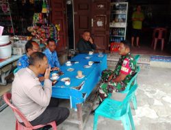 Babinsa Koptu P Hutabalian Komsos dengan Warga dan Pantau Wilayah Binaan