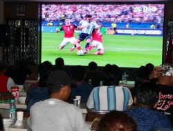 Kapolrestabes Medan Nobar Kick Off Piala Dunia 2026 Bersama Personel dan Masyarakat