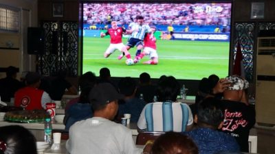 Kapolrestabes Medan Nobar Kick Off Piala Dunia 2026 Bersama Personel dan Masyarakat