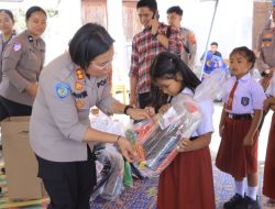 Polres Samosir Gelar Bakti Sosial dan Kesehatan di Hasinggahan, Ratusan Warga dan Pelajar Terima Manfaat