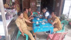 Babinsa Jalin Keakraban dengan Warga Desa Sibuea 