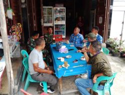 Babinsa Jalin Komunikasi Sosial dan Kebersamaan dengan Warga di Warung Kopi