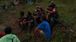 Babinsa Ajak Warga Peduli Kebersihan Lingkungan 