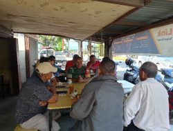 Babinsa Jalin Keakraban dan Kebersamaan dengan Warga Binaan di Warung Kopi 