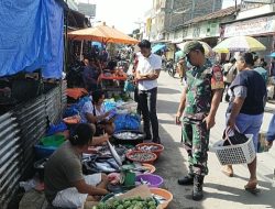 Babinsa Serda O Nainggolan Cek Harga Sembako di Pasar Laguboti 