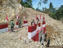 Personel Koramil 08/Parmonangan dan Personel Yon TP 906 Rampungkan Pembangunan Jembatan Aramco di Sungai Aek Bagot